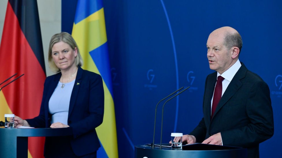 El canciller alemán Olaf Scholz (R) y la primera ministra de Suecia, Magdalena Andersson.