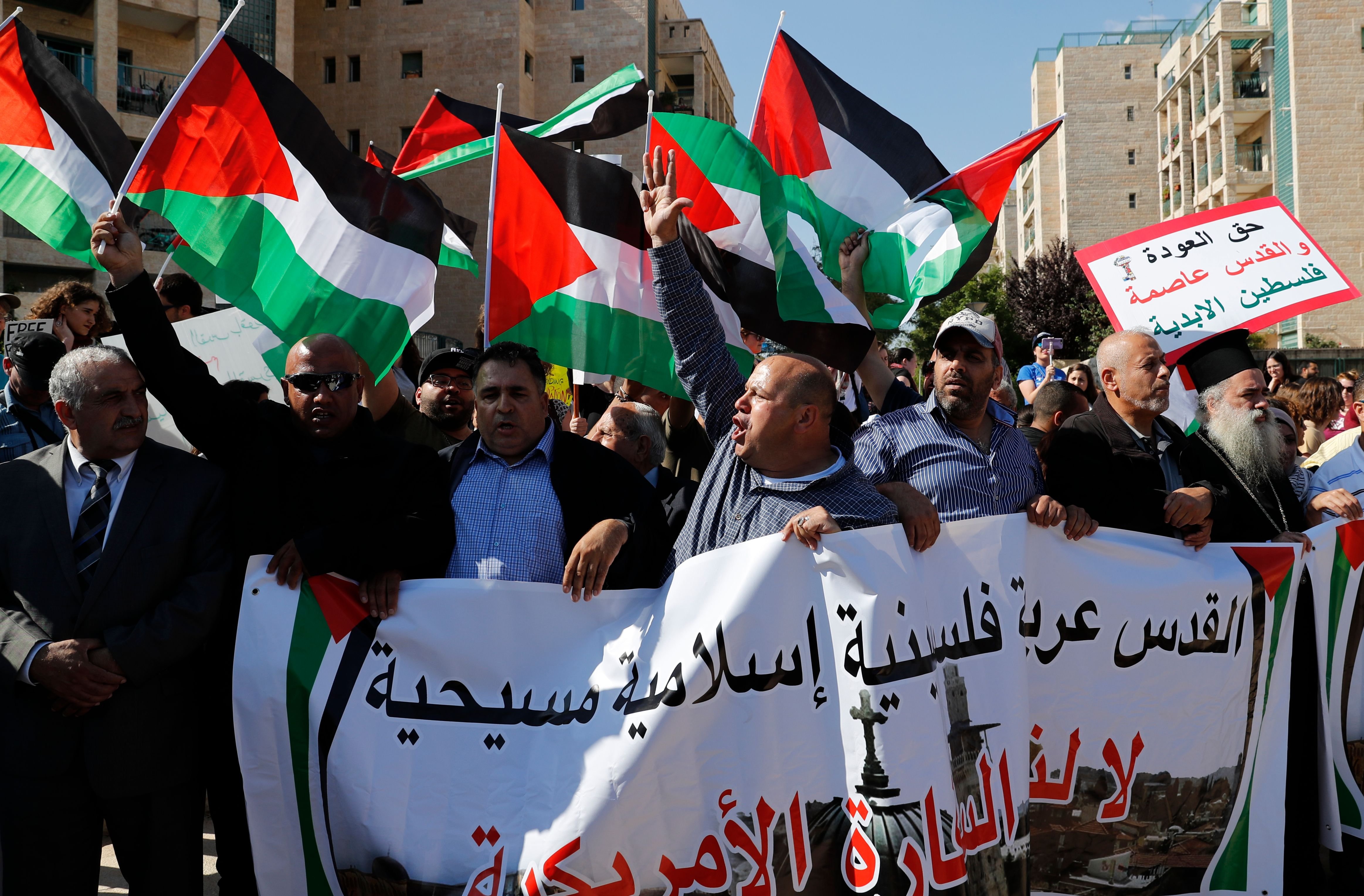 Palestinos protestan frente a la nueva embajada de EE.UU. en Jerusalén