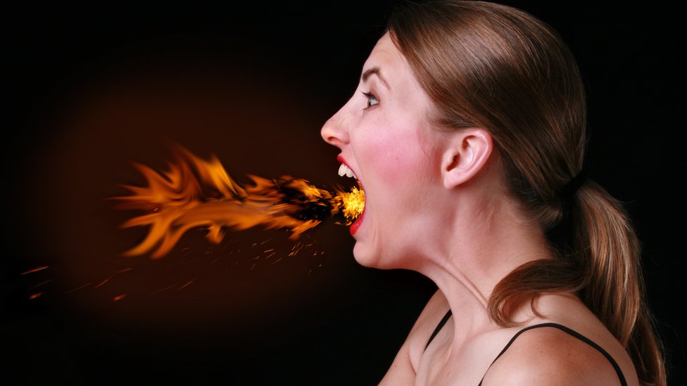 Mujer echando fuego por la boca, de forma figurada.