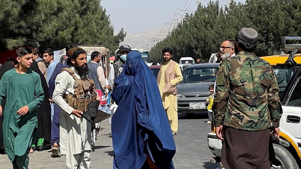 塔利班封鎖了所有通向喀布爾機場的道路。