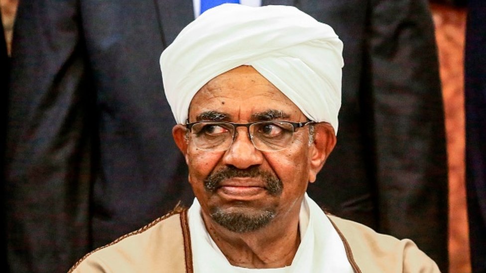 Президент Судана Омар аль-Башир позирует для группового фото с членами своего нового кабинета, состоящего из 20 человек, которые принимают присягу в президентском дворце
