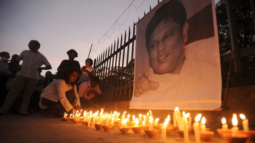 Шри-ланкийские журналисты и доброжелатели зажигают свечи перед фотографией убитого редактора Ласанты Викрематунге
