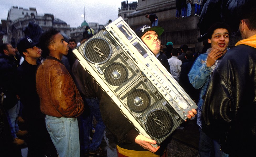 Протестующий на демонстрации «Свобода партии» с магнитофоном на Трафальгарской площади, Лондон, 1990