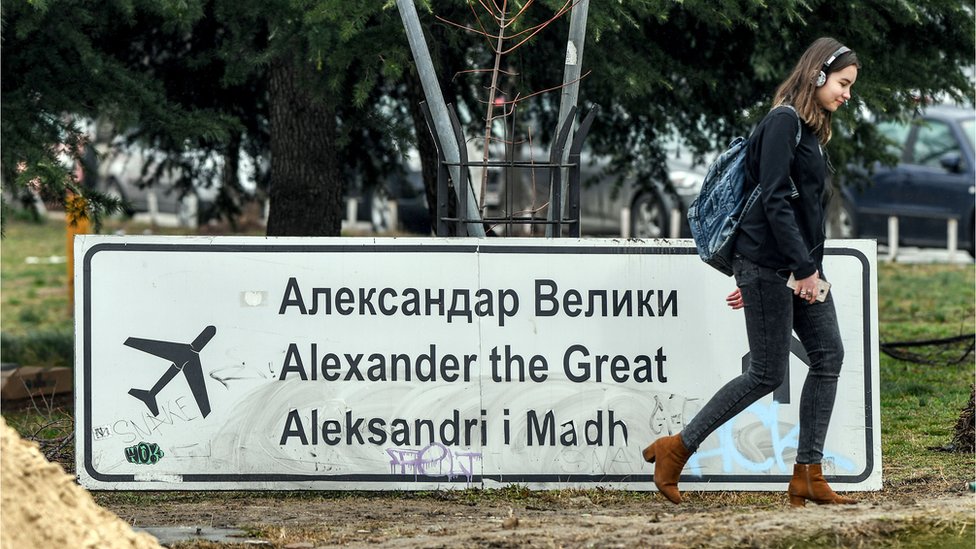 Žena prolazi pored znaka Za aerdrom Aleksandar Veliki, Skoplje