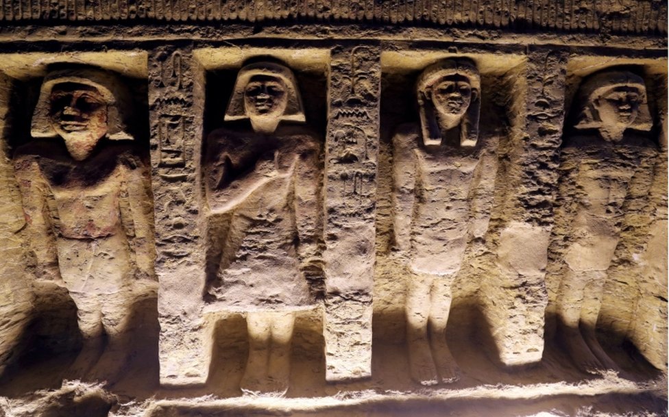 Los antiguos egipcios a menudo esculpían esculturas en las paredes de tumbas y templos.