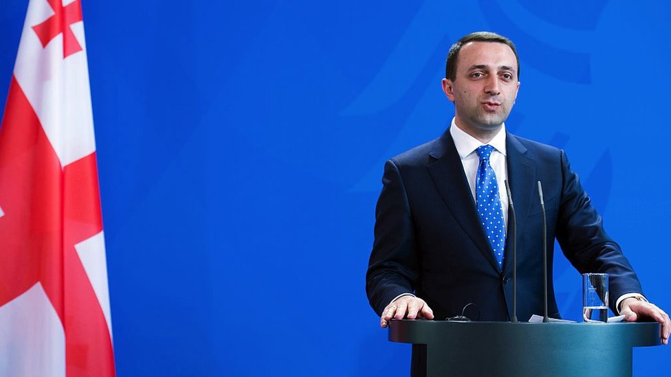 El primer ministro de Georgia, Irakli Garibashvili, dando una conferencia de prensa en la cancillería de Berlín.
