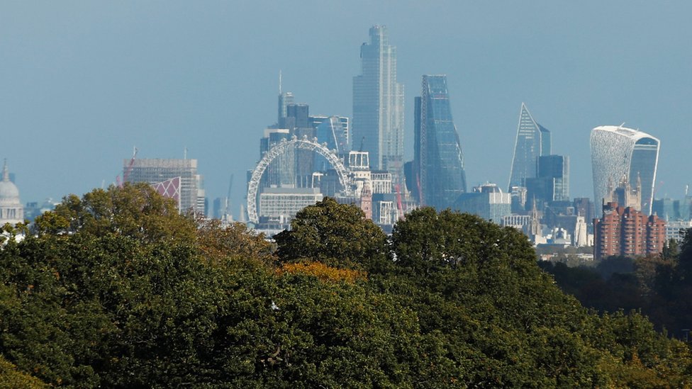 Вид на Ричмонд-парк и панораму Лондона позади, на фоне коронавирусной болезни