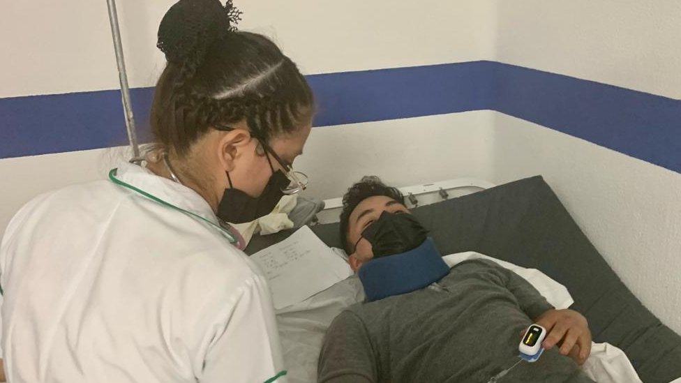 Emerson Morales es atendido por una enfermera