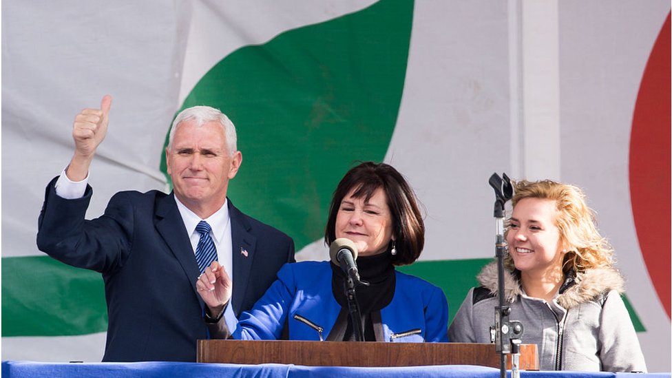 Вице-президент Майк Пенс, его жена Карен и их дочь Шарлотта приветствуют участников, собравшихся на 44-й ежегодный марш за жизнь