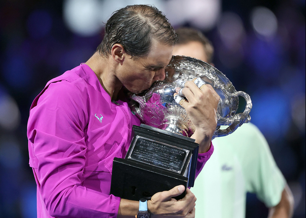 يحتفل لاعب التنس الإسباني رافائيل نادال، بفوزه على الروسي دانييل ميدفيديف