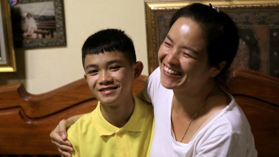 端沛（左）與母親塔娜彭（右）在泰國清萊府湄賽縣家中接受採訪（19/7/2018）
