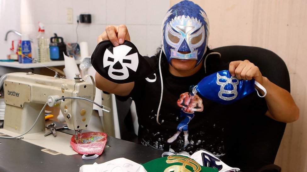 Coronavirus: Mexican wrestlers sew Lucha face - BBC News