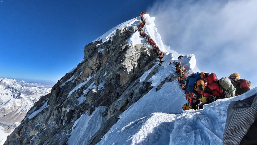 Una foto del proyecto de Nirmal Purja muestra una larga cola de montañistas que se alinean para pararse en la cima del Monte Everest