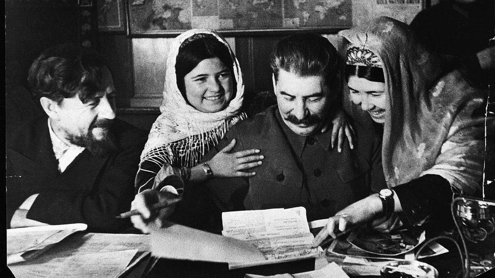 Una foto de Stalin junto a dos mujeres en 1935.