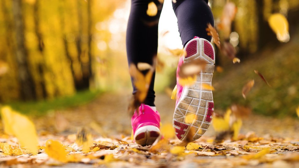 Cuando el índice de masa corporal es muy bajo la única manera en que el cuerpo puede absorber el impacto de correr es directamente sobre los huesos, advierte el doctor Miller. Mujer corriendo