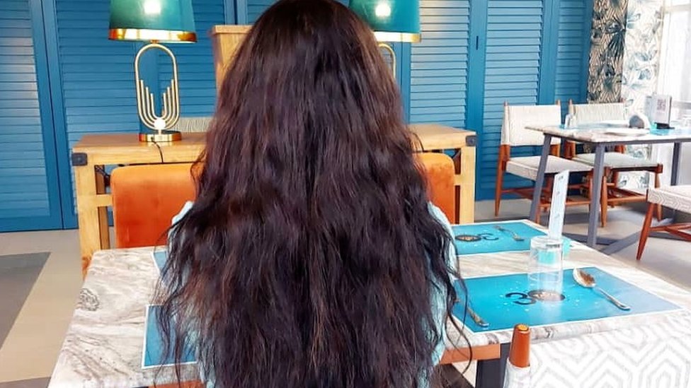 Seorang perempuan dilihat dari belakang