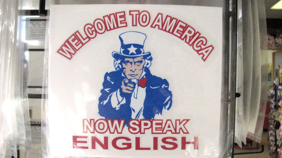 Cartel que dice: "Bienvenido a EE.UU., ahora hable inglés"