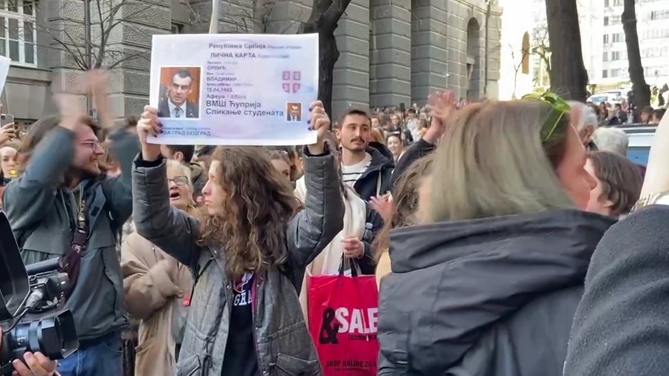 studenti drže odštampanu ličnu kartu Vladimira Orlića