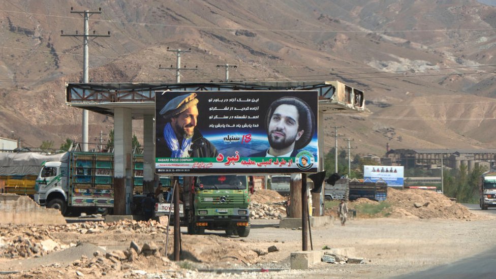 Una pancarta en el valle de Panjshir muestra retratos de Ahmad Massoud y su padre con el lema "Sueñas con un país libre, gracias a tu ejército, Ahmad está a tu lado, que Dios te proteja" 10 de septiembre de 2019.