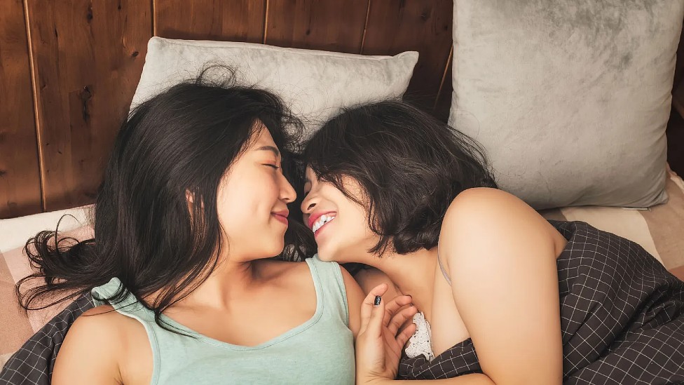 Dos mujeres conversando en la cama