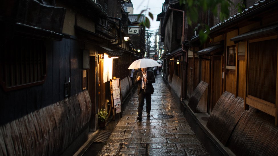 El ninja trataba de pasar desapercibido andando por calles estrechas y por encima de muros. Una calle de Kyoto.