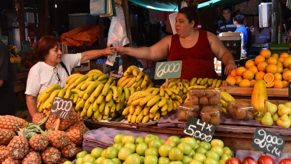 Puesto de venta de frutas y verduras en Paraguay.