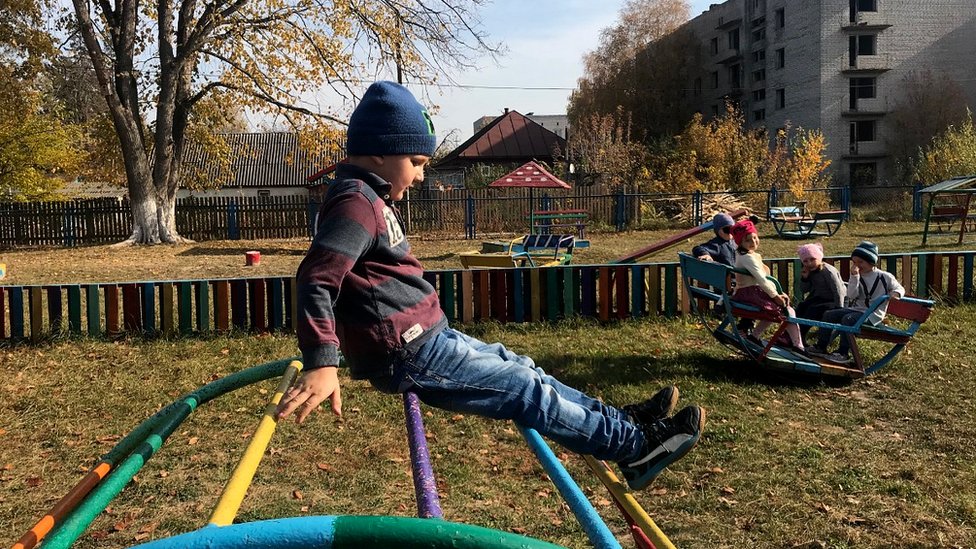 Niños jugando en la ciudad de Narodichi