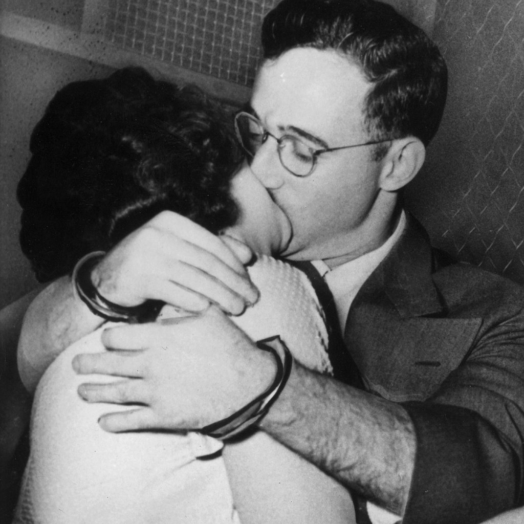 Julius y Ethel Rosenberg, esposados, se besan en la parte trasera de una furgoneta de la prisión después de su comparecencia por traición, en la ciudad de Nueva York, 1950.