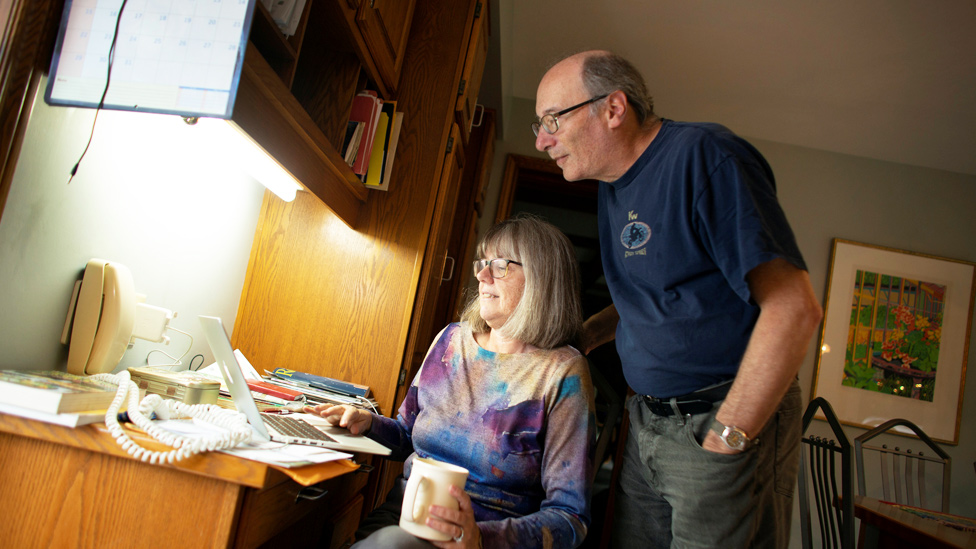 Strickland con su esposo Doug revisando mensajes de felicitaciones en su hogar en Waterloo, Canadá.