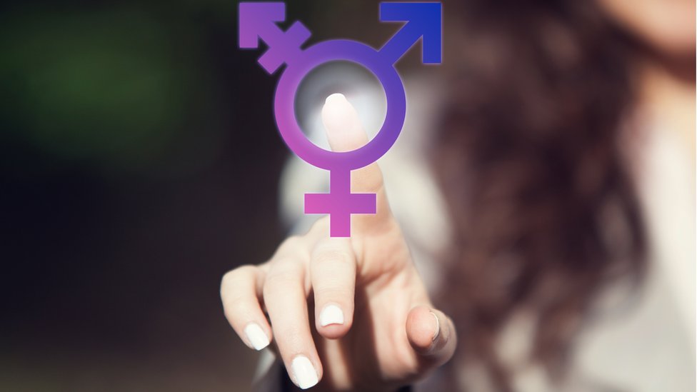 Mujer tocando el símbolo de intersexualidad.