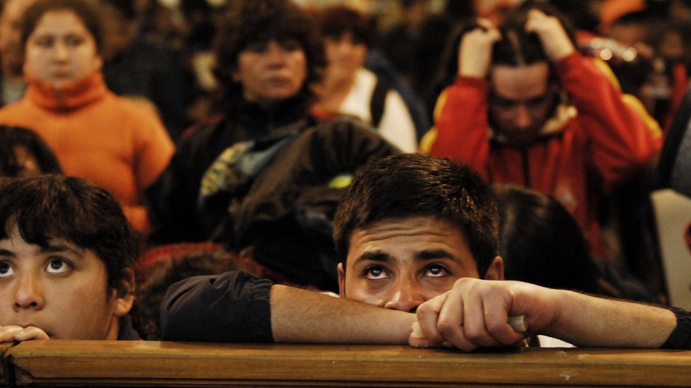 Para Aravena, parte del problema es que la iglesia "se volvió lejana, distante". Chilenos rezando