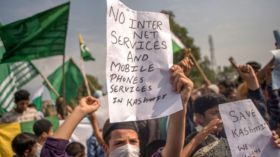 Кашмирские мусульманские протестующие женщины выкрикивают антииндийские лозунги во время антииндийской акции протеста в районе Анчар, 27 сентября 2019 года, в Сринагаре, летней столице индийского Кашмира, Индия