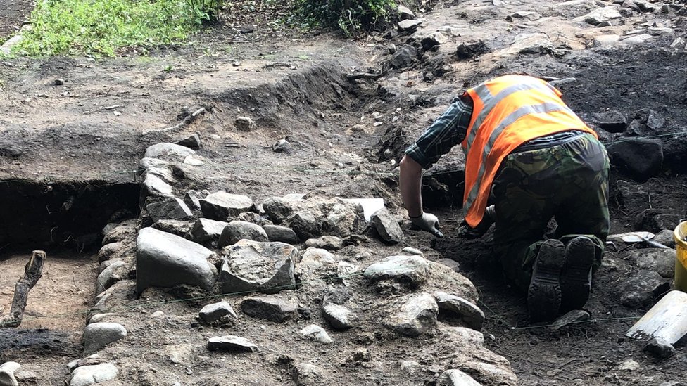 Археологи обнаружили каменную стену на этом месте