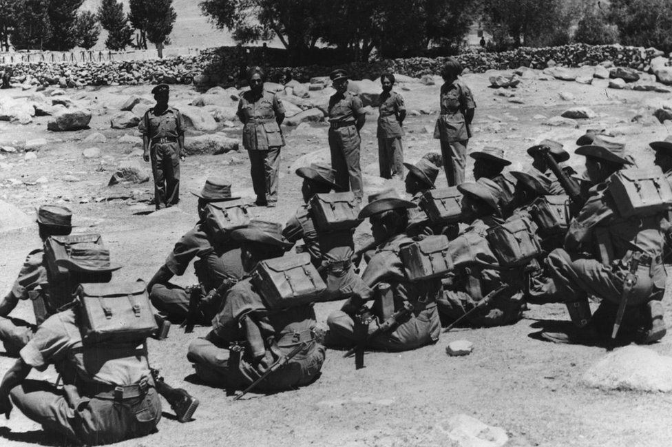 November 1962: Pasukan India diperiksa sebelum meninggalkan pos mereka di wilayah Ladakh di India utara selama bentrokan perbatasan antara India dan Cina.