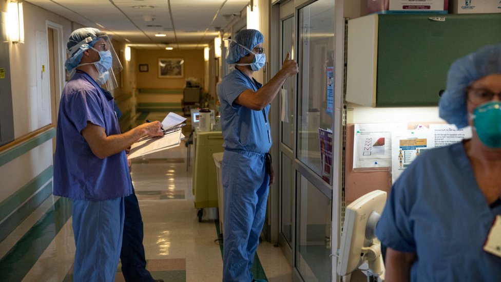 Un médico le da el pulgar hacia arriba a un paciente con covid-19 que ya no usa un respirador en la Unidad de Cuidados Intensivos (UCI) en el Centro Médico de Asuntos de Veteranos el 21 de abril de 2020 en el distrito de Brooklyn de Nueva York.