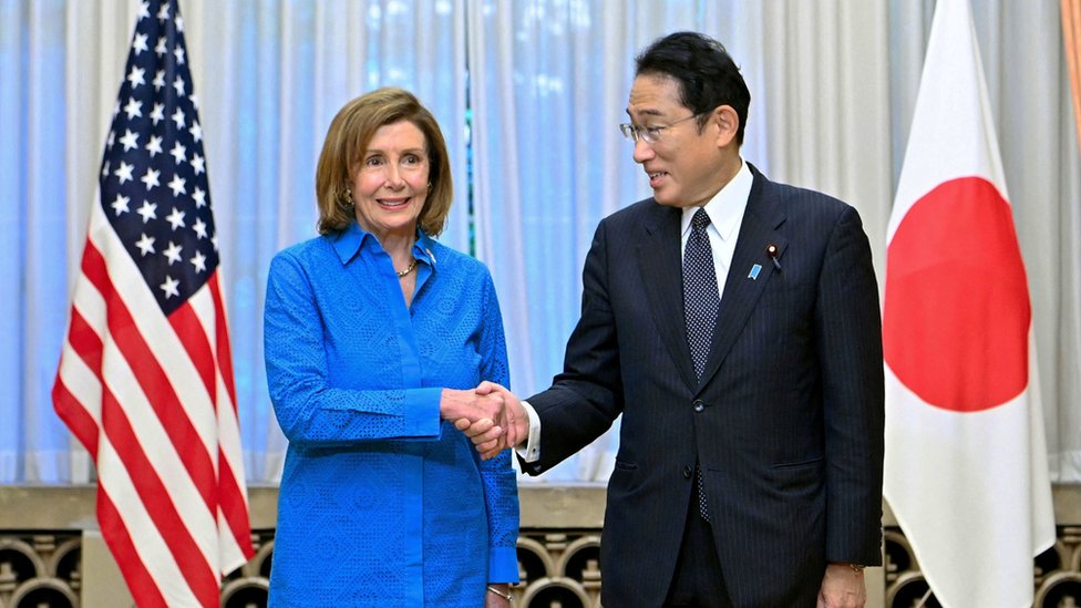 岸田文雄（右）與佩洛西（左）在記者面前握手（5/8/2022）