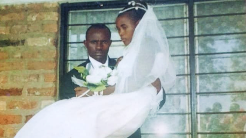 Genocídio em Ruanda: 'Perdoei o assassino do meu marido e nossos filhos se casaram'