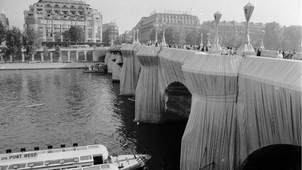 غلف الفنانان جسر بون نُف على نهر السين في باريس