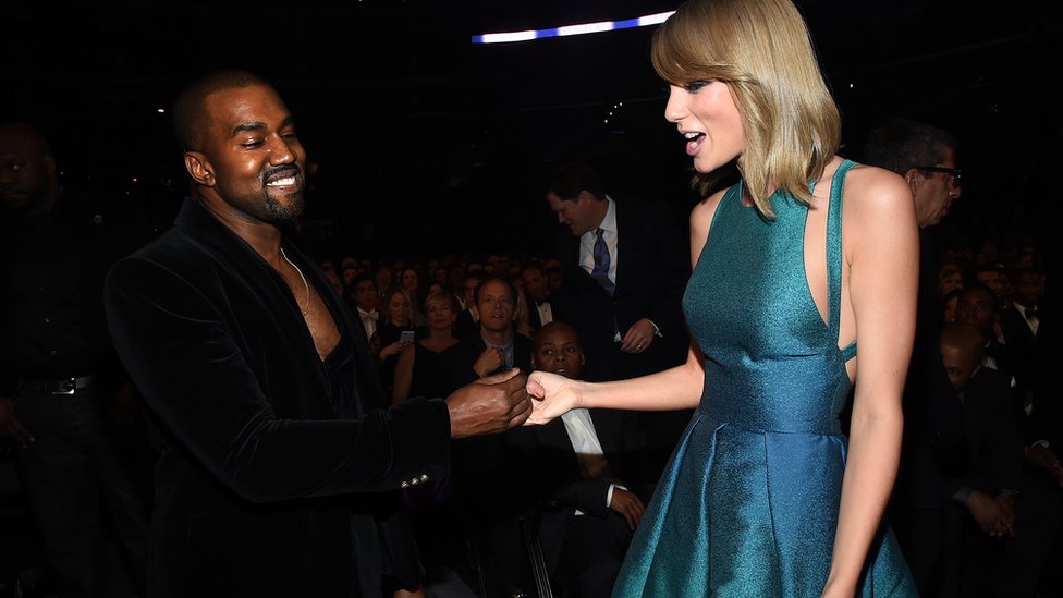 Kanye West y Taylor Swift en una ceremonia en 2015