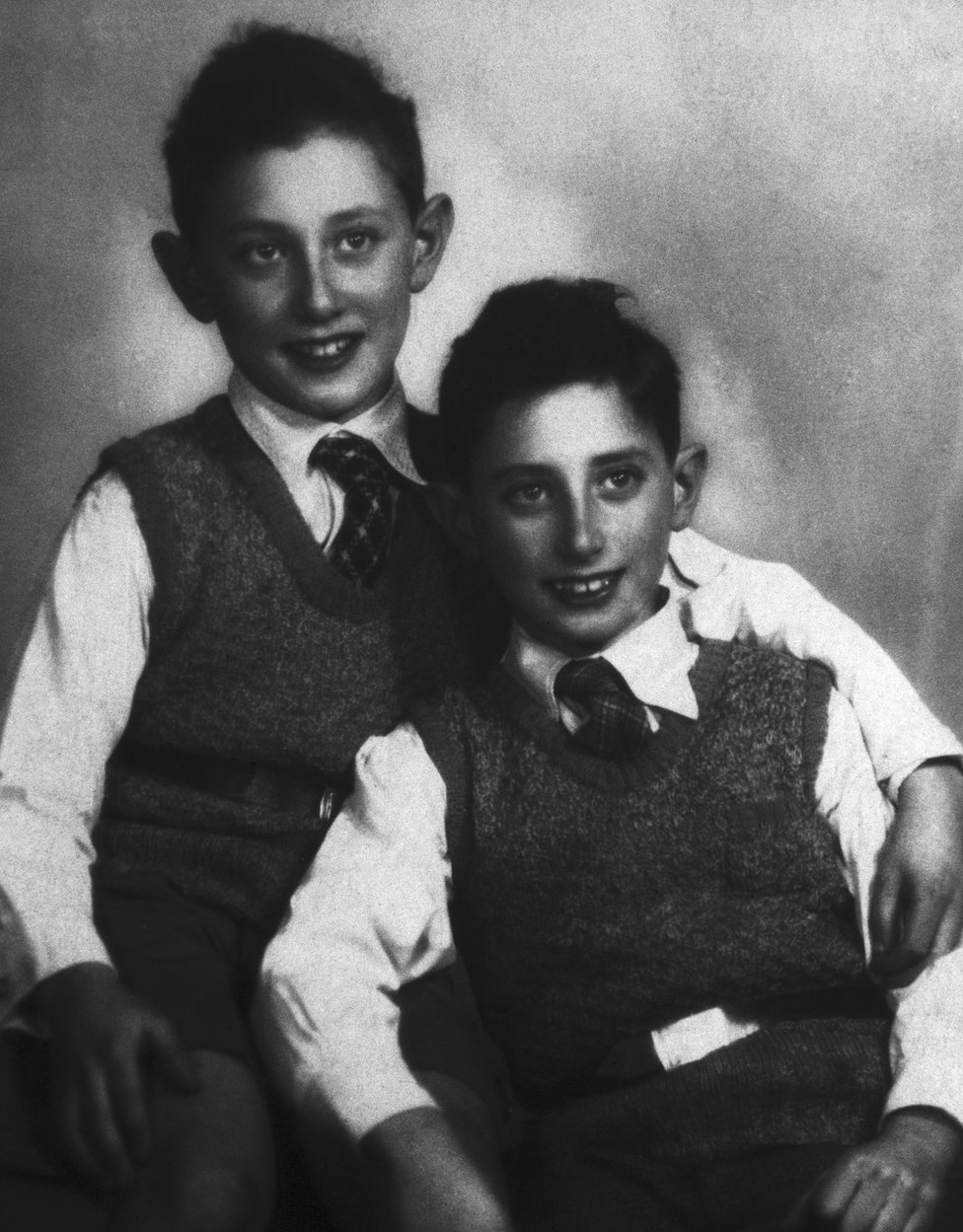 Henri Kisindžer - u 11. godini - pored mlađeg brata Voltera