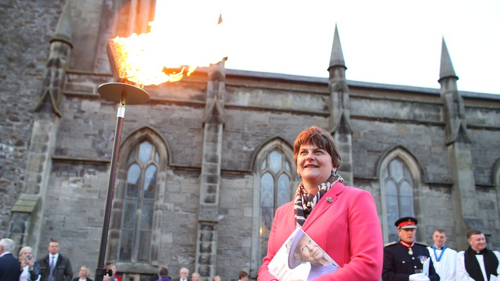 Первый министр Северной Ирландии Арлин Фостер смотрит на маяк, зажженный возле собора Святого Макартина в Эннискиллене