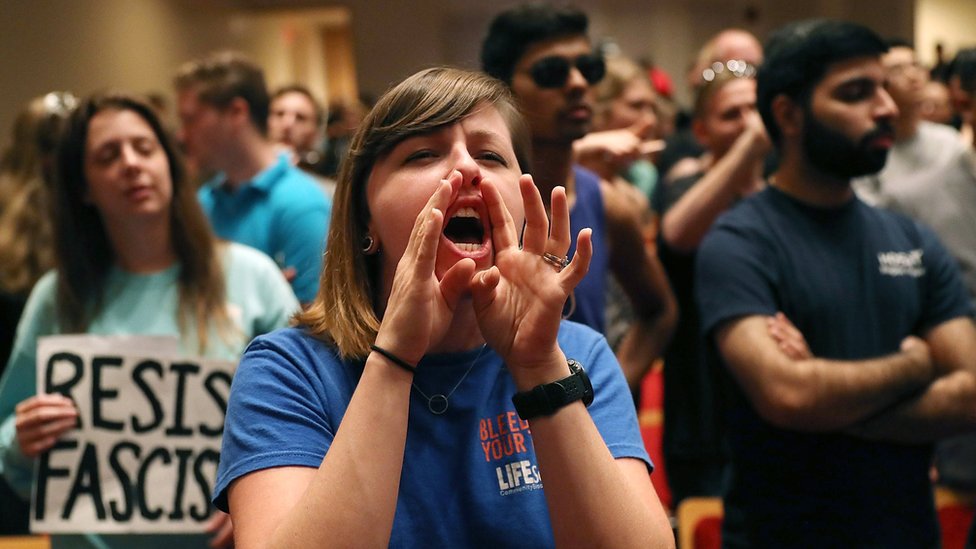 El supremacista blanco dio su discurso en medio de abucheos del público. Una joven abuchea a Spencer