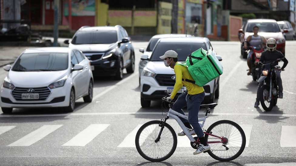 Entregador de aplicativo de bicicleta em Manaus