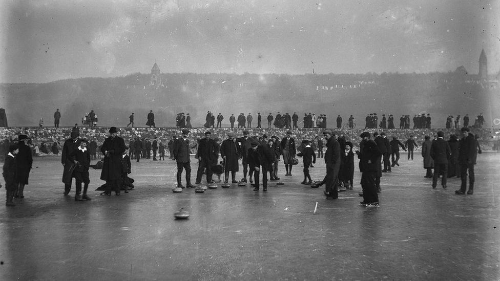 Керлинг на водохранилище сталелитейного завода c1908-15 - Коллекция семейных фотографий Сэнки (опубликовано с разрешения Signal Film and Media)