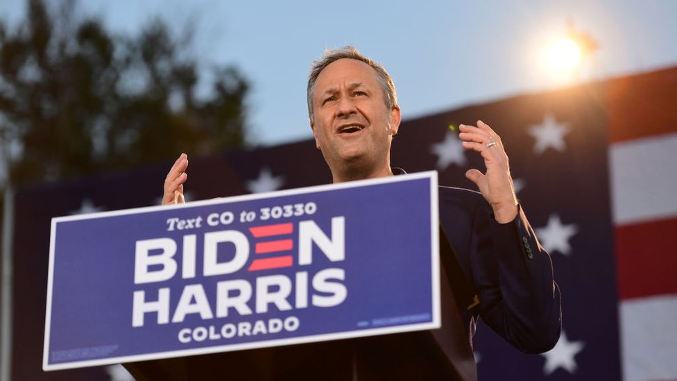 Emhoff hablando durante un acto de campaña en Colorado