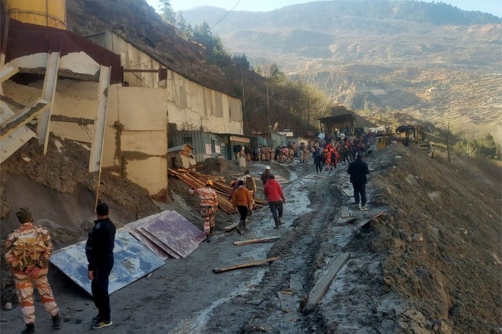 Equipos de rescate trabajan afuera de un túnel luego de que parte de un glaciar cayera y causara una inundación en Tapovan, en el estado de Uttarakhand, en el norte de India, el 8 de febrero de 2021.