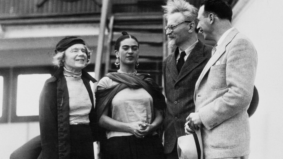 Trotski (segundo por la derecha), junto con su segunda mujer, Natalia Sedova (primera por la izquierda), Frida Kahlo y el teórico marxista y activista Max Shachtman. Trotsky (segundo por la derecha), junto con su segunda mujer, Natalia Sedova (primera por la izquierda), Frida Kahlo y el teórico marxista y activista Max Shachtman.