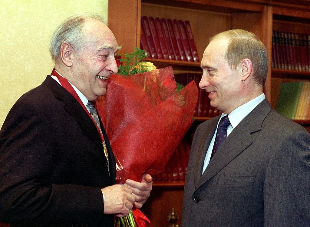 Vladimir Putin condecora a Vyacheslav Tikhonov, quien interpretó a Stierlitz. Vyacheslav Tikhonov