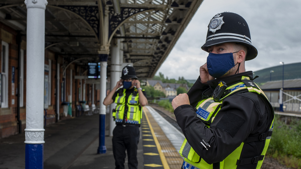 На станции полицейские носят маски
