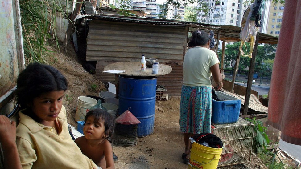 Una familia en un barrio de Caracas